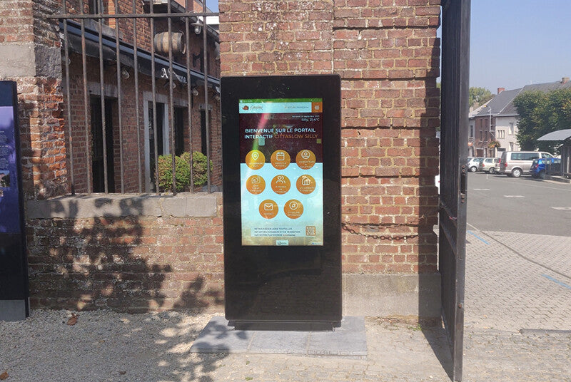 OT55E4 55" Freestanding Outdoor Digital Poster, 24/7, 2,500 cd/m²