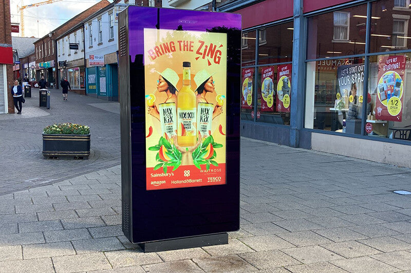 OT55E4 55" Freestanding Outdoor Digital Poster, 24/7, 2,500 cd/m²